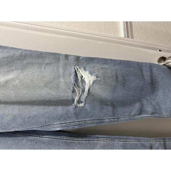 NWOT Hollister Ultra High-Rise Light Medium Wash Ripped Dad Jeans- Size 7 (28w) - Picture 4 of 9